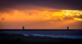 De bakens op de havenhoofden in Scheveningenbakens\ by Claudio Duarte