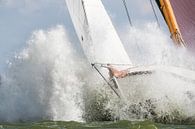 Wit skûtsje dendert door een golf op het IJsselmeer van ThomasVaer Tom Coehoorn thumbnail