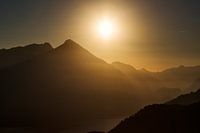 Herbst im Berner Oberland. Warme Luft und alpine Spitzen. Hintergrundbeleuchtung