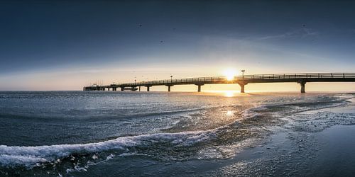 Winterstrand in Scharbeutz aan de Oostzee met pier