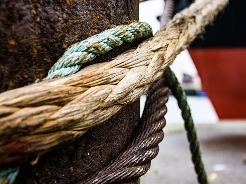 Trossen en bolders in IJmuiden voor de boeg.