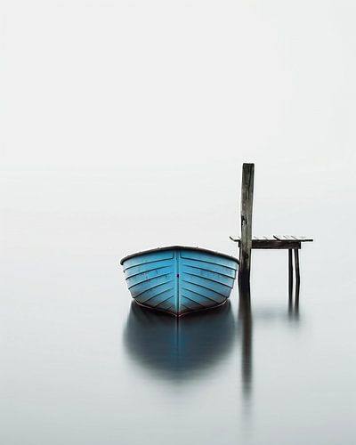 Boot drijft in de oceaan