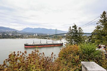 Schiff an der Lions Gate Bridge