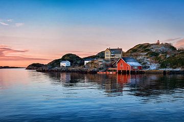 Het vissersdorp Morsundet op Harøya, Noorwegen van qtx