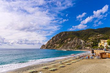 Beach in Monterosso al Mare on the Mediterranean coast in Italy by Rico Ködder