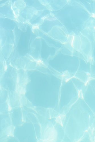 Klares türkisblaues Poolwasser | Sommer | Italien | Pastellfarben | Sonne