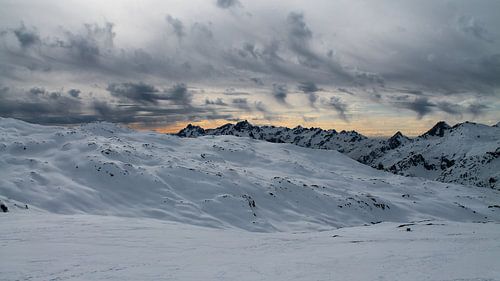 Zonsondergang bovenop een piste in Frankrijk