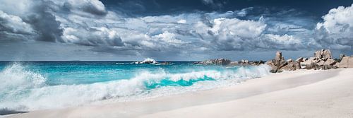 Turquoise blue sea on the beach in the Seychelles