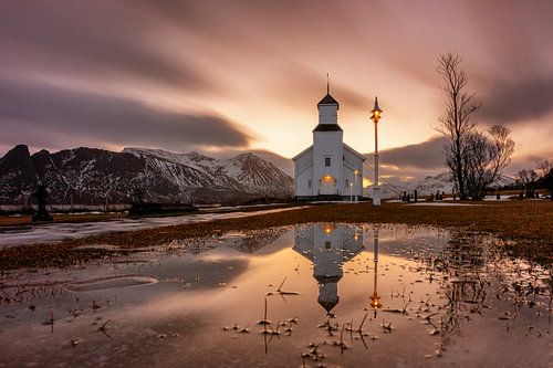 Gimsøy kirke (Vågan) op de Lofoten, Noorwegen