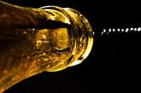 gele fles met druppels