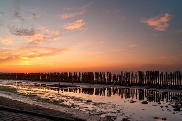 schöne Farben und Spiegelungen bei Sonnenuntergang am Wattenmeer von Jeroen van Deel