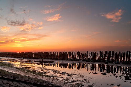 belles couleurs et reflets au coucher du soleil sur la mer des Wadden
