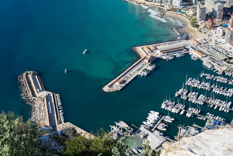 Ausblick auf den Yachthafen und die Küstenstadt Calpe von Adriana Mueller