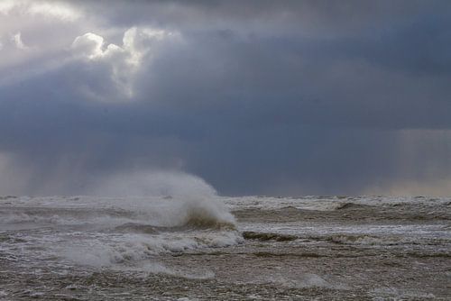 Branding met opwaaiend zeeschuim tegen donkere lucht