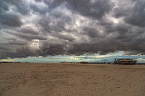 Bye sun, here comes the storm! by Annett Mirsberger