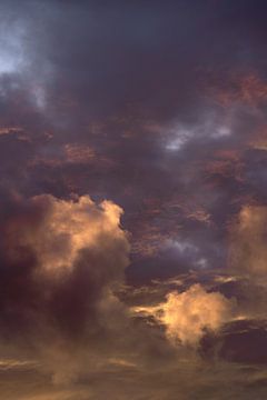 Zonsondergang met wolken in Nederland van Jenine Blanchemanche