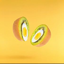 Zwei mit Ei gefüllte Kiwi-Hälften von Patricia Hofmeester
