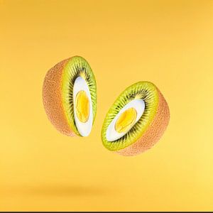Zwei mit Ei gefüllte Kiwi-Hälften