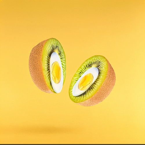 Twee helften van een kiwi gevuld met ei