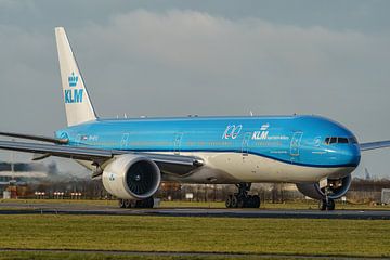 KLM Boeing 777-300 (PH-BVU) draait startbaan op.