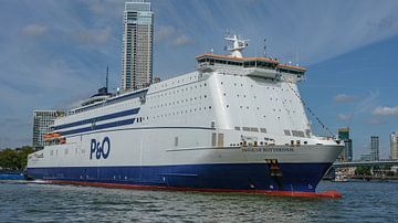 P&O Pride of Rotterdam tijdens Wereldhavendagen 2025. van Jaap van den Berg
