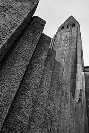 Hallgrimskirkja - kerk in Reykjavik IJsland by RUUDC Fotografie