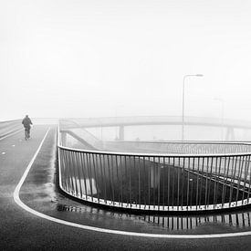 einsam auf der Fahrradbrücke im Nebel von peterheinspictures