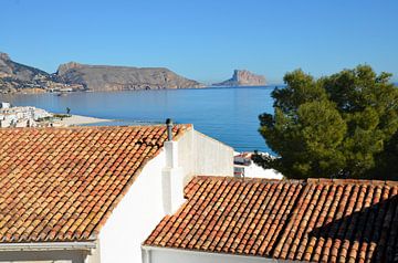 Uitzicht vanaf Altea over de Middellandse Zee met op de voorgrond traditionele Spaanse daken