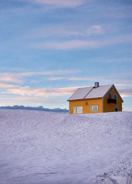 Eenzaam geel huis in een sneeuwstorm op Godøy, Sunnmøre, Møre og Romsdal, Norway van qtx
