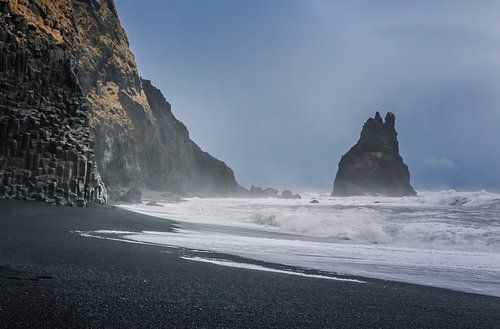Aan de kust bij de basaltrotsen