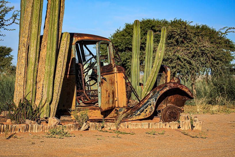 Des voitures anciennes dans le désert de Namibie par Roland Brack
