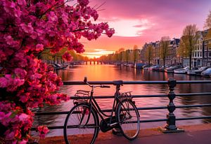 Wunderschöner Sonnenaufgang über Amsterdam, Niederlande, mit Blumen und Fahrrädern auf der Brücke im Frühling von Animaflora PicsStock