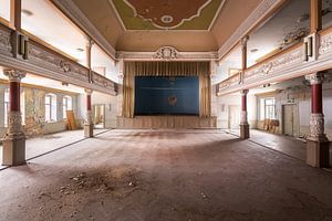 Verlaten Balzaal in Verval. van Roman Robroek - Foto's van Verlaten Gebouwen