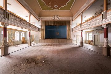Salle de bal abandonnée en décrépitude. sur Roman Robroek - Photos de bâtiments abandonnés