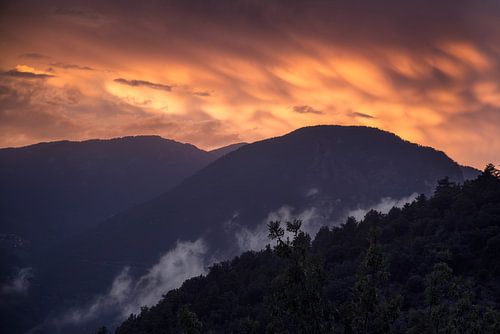 Mammatuswolken zorgen voor een adembenemende zonsondergang boven Alt Urgell in Catalonië
