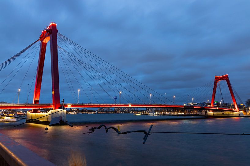 Willemsbrug Rotterdam, blaue Stunde von Roelie Schipperus