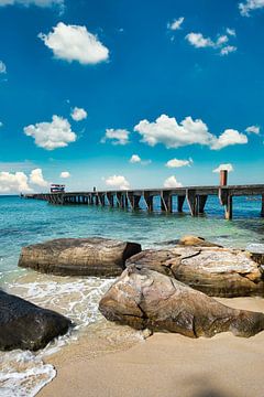 Traumhafter Strand mit Felsen in Asien von Bernd Hartner