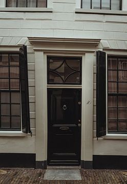 De voordeur van een oud huis in Haarlem | Fine art foto print | Nederland, Europa van Sanne Dost