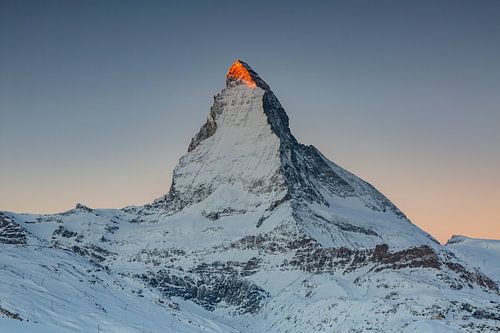 Incandescence des Alpes pendant le lever du soleil en hiver au Cervin valaisan