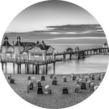 Oostzeebadplaats Sellin met pier op Rügen in zwart-wit. van Manfred Voss, Schwarz-weiss Fotografie