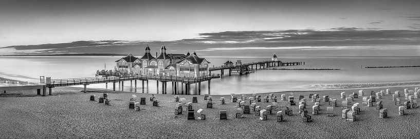Station balnéaire de Sellin avec Seebrücke sur l'île de Rügen en noir et blanc. par Manfred Voss, Photographie Noir et Blanc