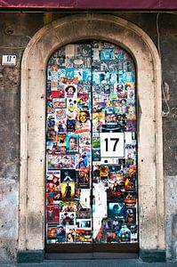 Porte d'entrée sicilienne avec art de l'affiche à Catane