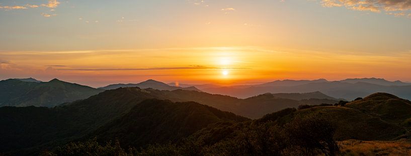 Zonsopgang boven de Ligurische Bergen van Leo Schindzielorz