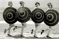 Badende schoonheden met parasols, ca.1928 van Bridgeman Images thumbnail