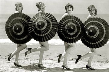 Badende Schönheiten mit Sonnenschirmen, um 1928