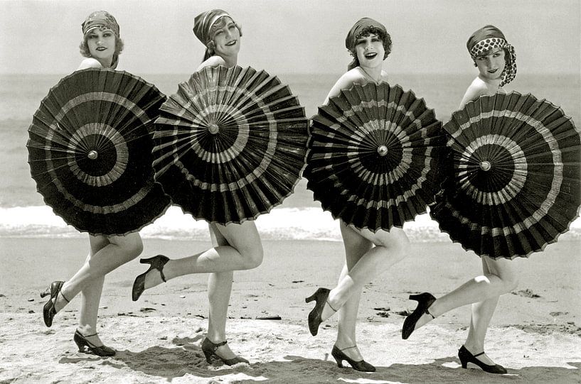 Badende schoonheden met parasols, ca.1928 van Bridgeman Images