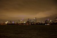 Die Skyline von Melbourne am Abend.