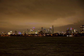 Skyline Melbourne in avond.