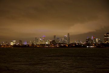 Skyline Melbourne in avond. van Ronald Kromkamp