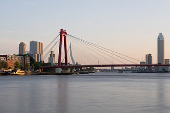 Die Skyline von Rotterdam im Abendlicht